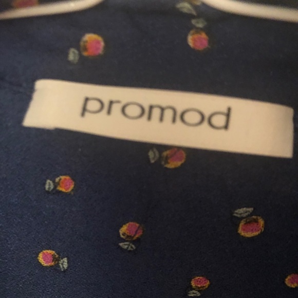 Sleek button down with cute design 💁🏼‍♀️ - Picture 2 of 4